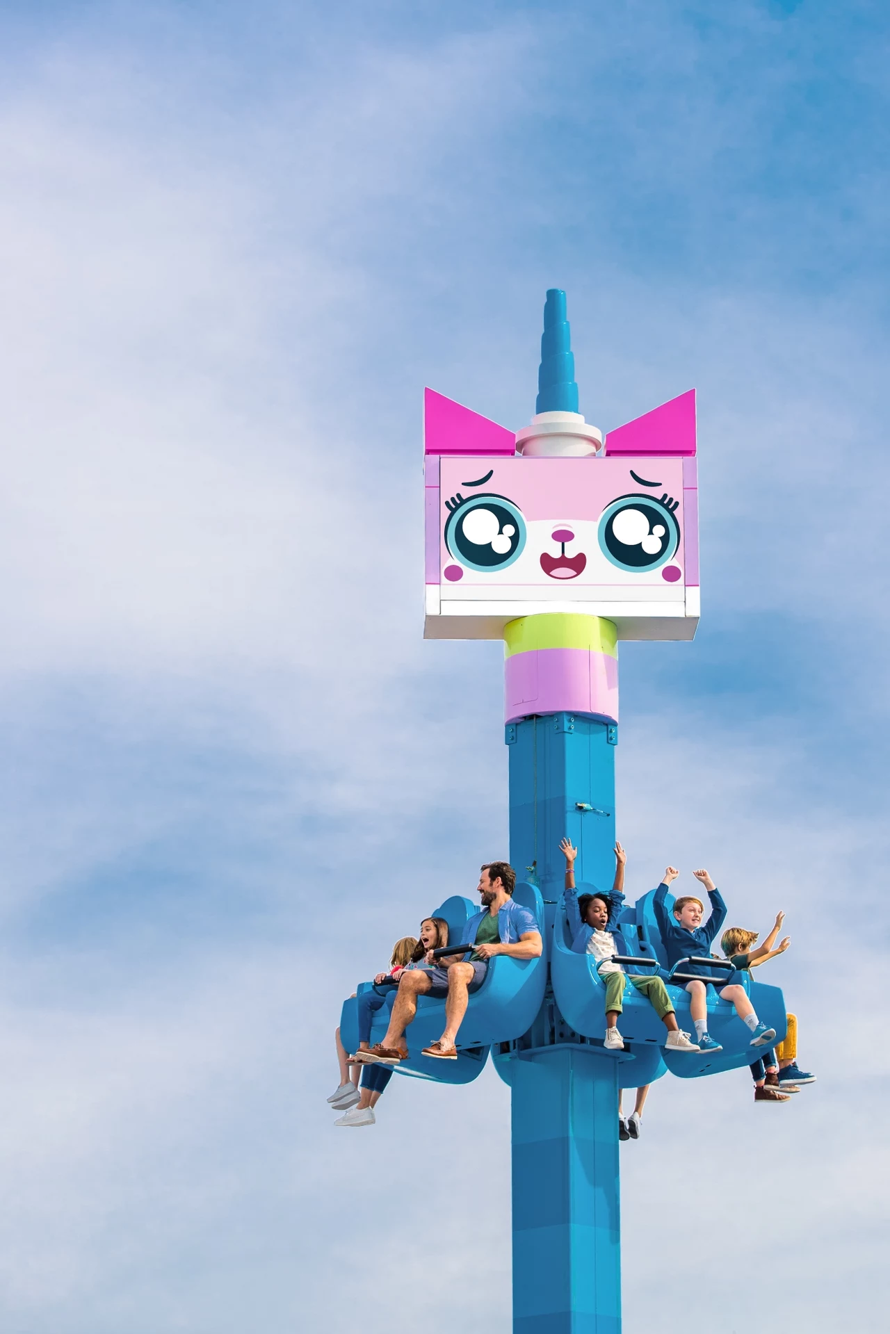 Dzieci będą mogły doświadczyć także niesamowitych przygód podczas jazdy w górę i w dół 12-metrowej wieży Unikitty’s Disco Drop. O emocje i motylki w brzuchu zadba sama Unikitty z „LEGO Przygody 2”. Starsze pociechy mogą skorzystać z Apocalypseburg Sky Battle, latając w kółko samolotem na wysokości 18 metrów. Dzieci będą mogły doświadczyć także niesamowitych przygód podczas jazdy w górę i w dół 12-metrowej wieży Unikitty’s Disco Drop. O emocje i motylki w brzuchu zadba sama Unikitty z „LEGO Przygody 2”. Starsze pociechy mogą skorzystać z Apocalypseburg Sky Battle, latając w kółko samolotem na wysokości 18 metrów.
