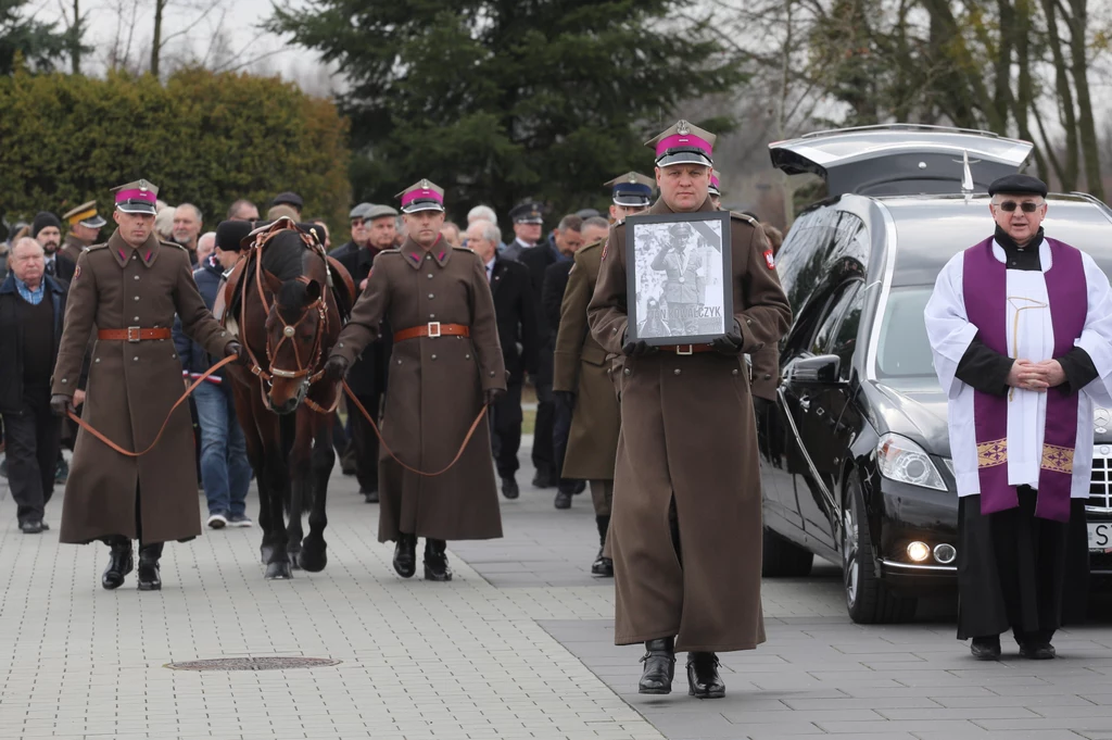 Kondukt żałobny podczas uroczystości pogrzebowych złotego medalisty olimpijskiego w jeździectwie Jana Kowalczyka Kondukt żałobny podczas uroczystości pogrzebowych złotego medalisty olimpijskiego w jeździectwie Jana Kowalczyka