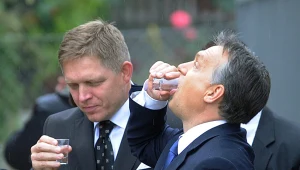 B. premier Słowacji Robert Fico (L) i premeir Węgier Viktor Orban (P) pijący palinkę w Pilisszentkereszt na Węgrzech
