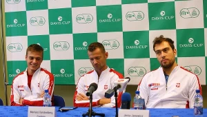 Od lewej: Kacper Żuk, kapitan drużyny Mariusz Fyrstenberg i Jerzy Janowicz