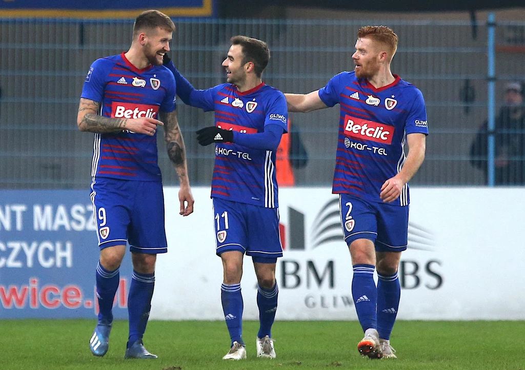 Piotr Parzyszek (z lewej) świętuje bramkę z Jorge Feliksem i Mikkelem Kirkeskovem 