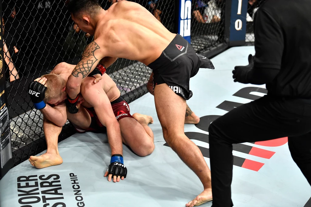 Punahele Soriano uderza Oskara Piechotę w walce na gali UFC w Las Vegas