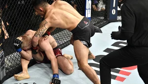 Punahele Soriano uderza Oskara Piechotę w walce na gali UFC w Las Vegas