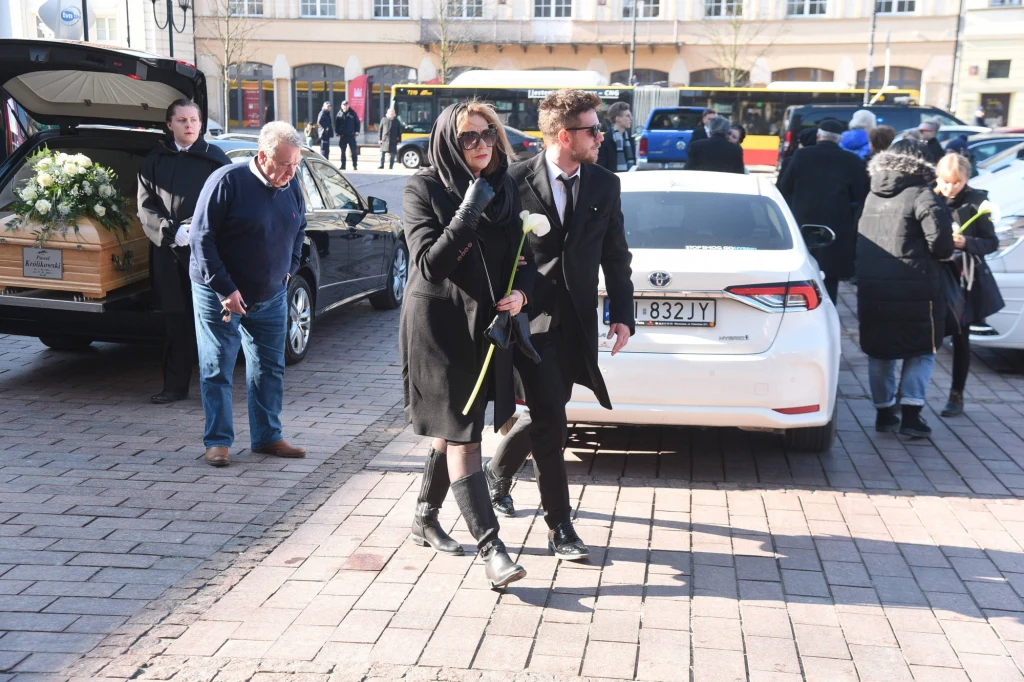 Małgorzata Ostrowska-Królikowski i Antoni Królikowski tuż przed rozpoczęciem mszy swiętej