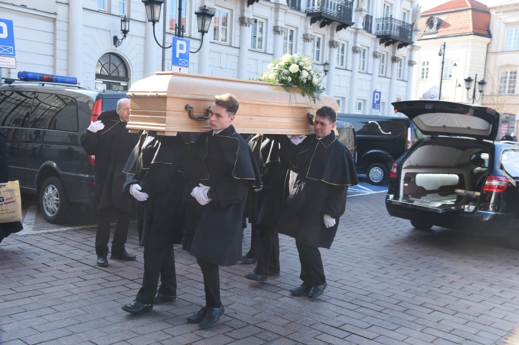 "To wielki dar spotykać dobrych otwartych ludzi na swojej drodze. Takim człowiekiem był Paweł Królikowski" - powiedział podczas mszy świętej wicepremier, szef MKiDN Piotr Gliński