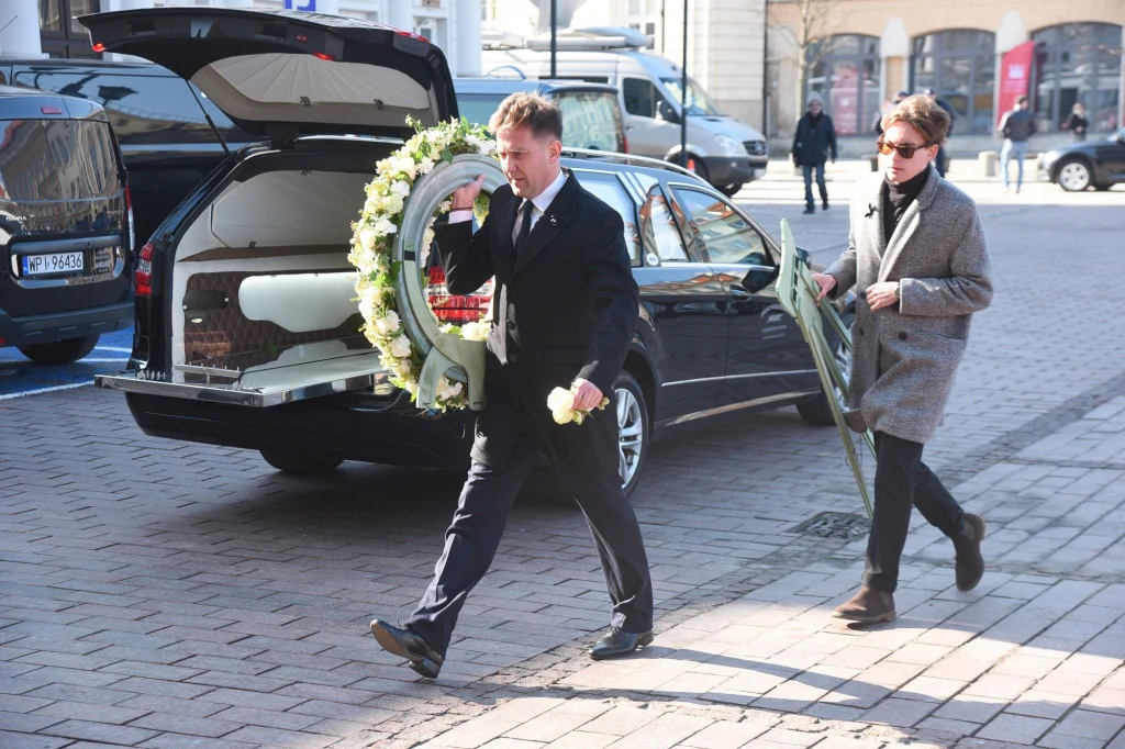 Rafał Królikowski przed kościołem