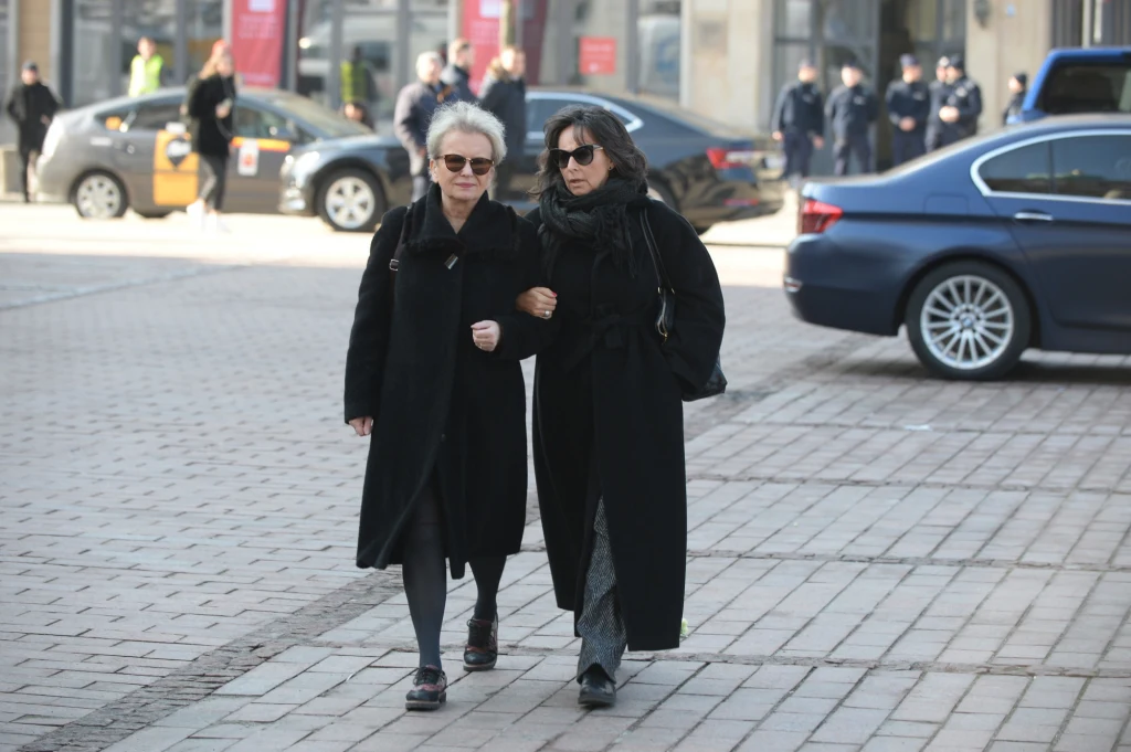 Sławomira Łozińska i Anna Korcz na pogrzebie Pawła Królikowskiego