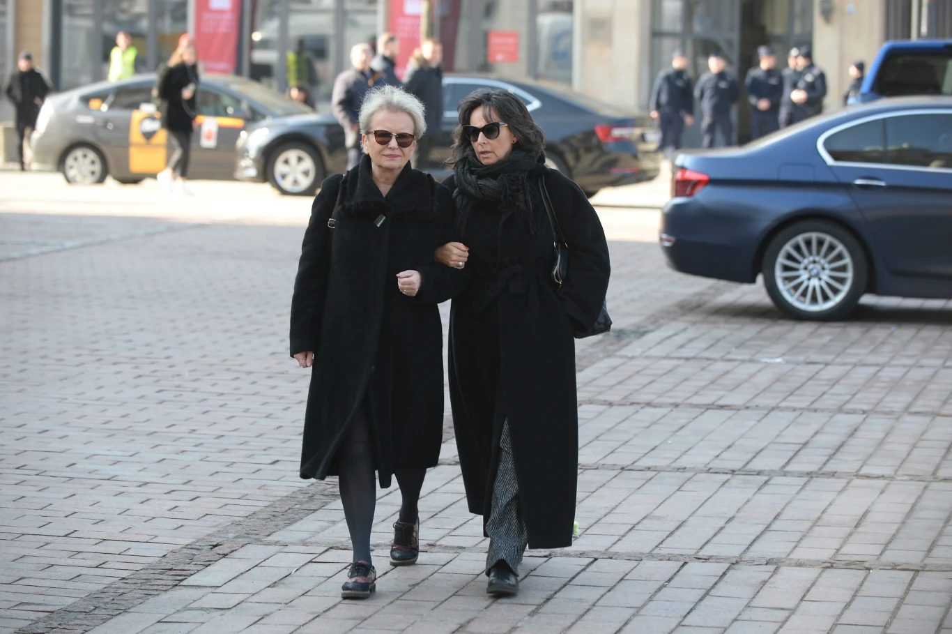 Sławomira Łozińska i Anna Korcz na pogrzebie Pawła Królikowskiego