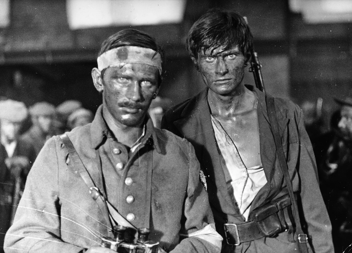 Film "Sól ziemi czarnej" to opowieść osnuta wokół dramatycznych wydarzeń II Powstania Śląskiego z sierpnia 1920 roku. Opowiada dzieje rodziny starego górnika, którego synowie walczą o polskość swej ziemi. Premiera filmu odbyła się 6 marca 1970 roku.

Na zdjęciu: Jan Englert i Olgierd Łukaszewicz w filmie "Sól ziemi czarnej"