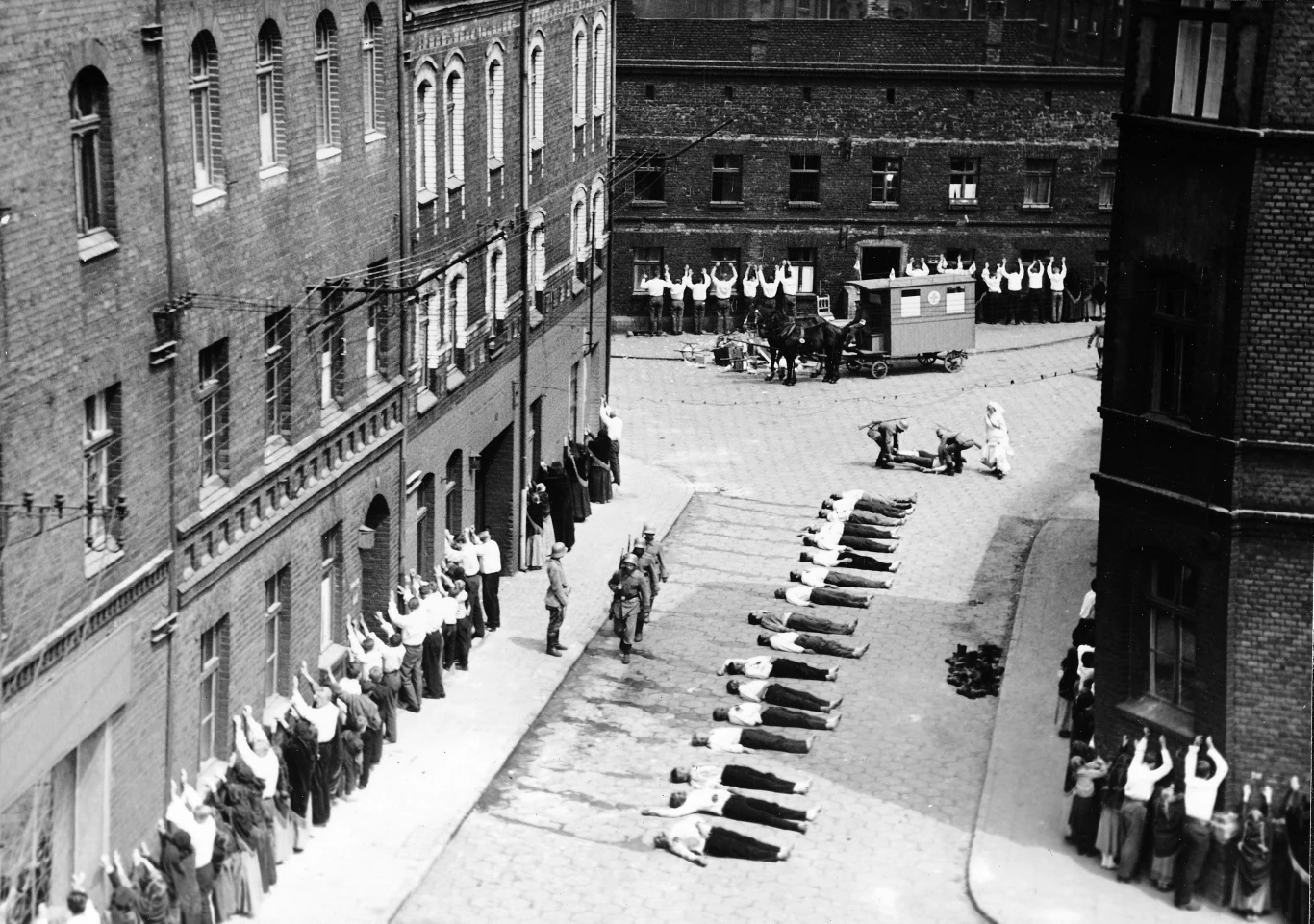 W 1971 roku Kutz wyreżyserował "Perłę w koronie" - drugą część śląskiego tryptyku. Film - z Franciszkiem Pieczką, Olgierdem Łukaszewiczem i Janem Englertem w rolach głównych - to opowieść o miłości młodego górniczego małżeństwa, spleciona z historią walki polskich górników z niemieckimi właścicielami kopalni w latach trzydziestych ubiegłego wieku.

Kadr z filmu "Sól ziemi czarnej"