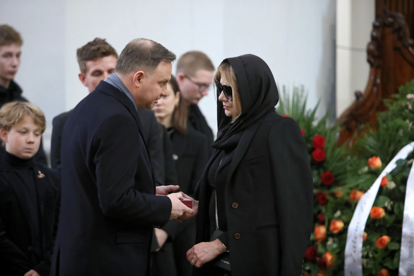 W trakcie mszy świętej Paweł Królikowski został pośmiertnie odznaczony przez prezydenta Andrzeja Dudę Krzyżem Komandorskim Orderu Odrodzenia Polski za wybitne zasługi dla kultury polskiej. Prezydent przekazał order żonie zmarłego, Małgorzacie Ostrowskiej-Królikowskiej.