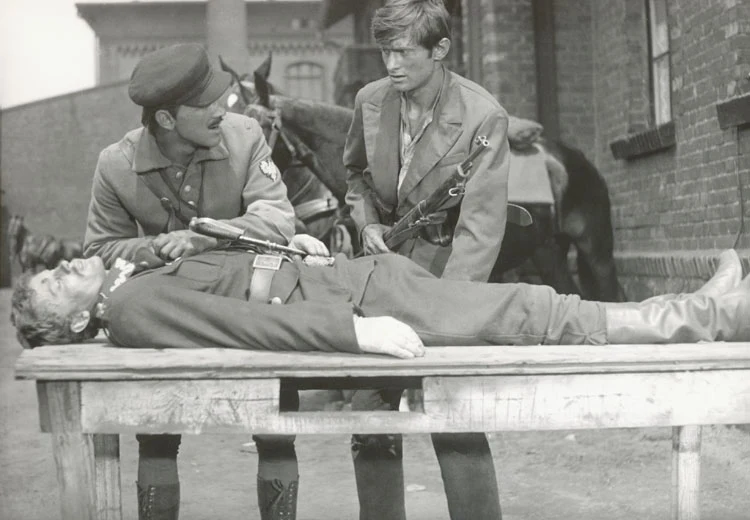 Akcja "Paciorków jednego różańca", filmu z 1979 roku zamykającego tryptyk śląski, rozgrywa się pod koniec lat siedemdziesiątych XX wieku. Osiedle starych domków górniczych ma zostać zburzone pod budowę nowych bloków. Emerytowany górnik Habryka zapowiada, że nie opuści swego domu.

Na zdjęciu: Daniel Olbrychski, Jan Englert i Olgierd Łukaszewicz w filmie "Sól ziemi czarnej"
