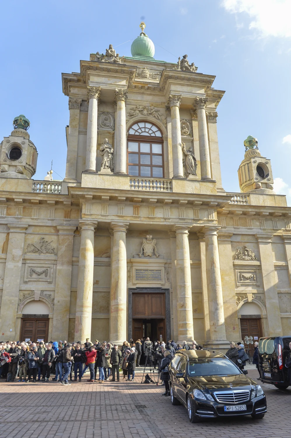 Msza święta odbywa się w kościele pod wezwaniem Wniebowzięcia Najświętszej Maryi Panny i Świętego Józefa w Warszawie