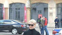 Małgorzata nie mogło zabraknąć na pogrzebie Królikowskiego. Aktorka założyła bardzo skromną i elegancką stylizację. Prosty w kroju płaszcz, wysokie kozaki i okulary dodały jej powagi.