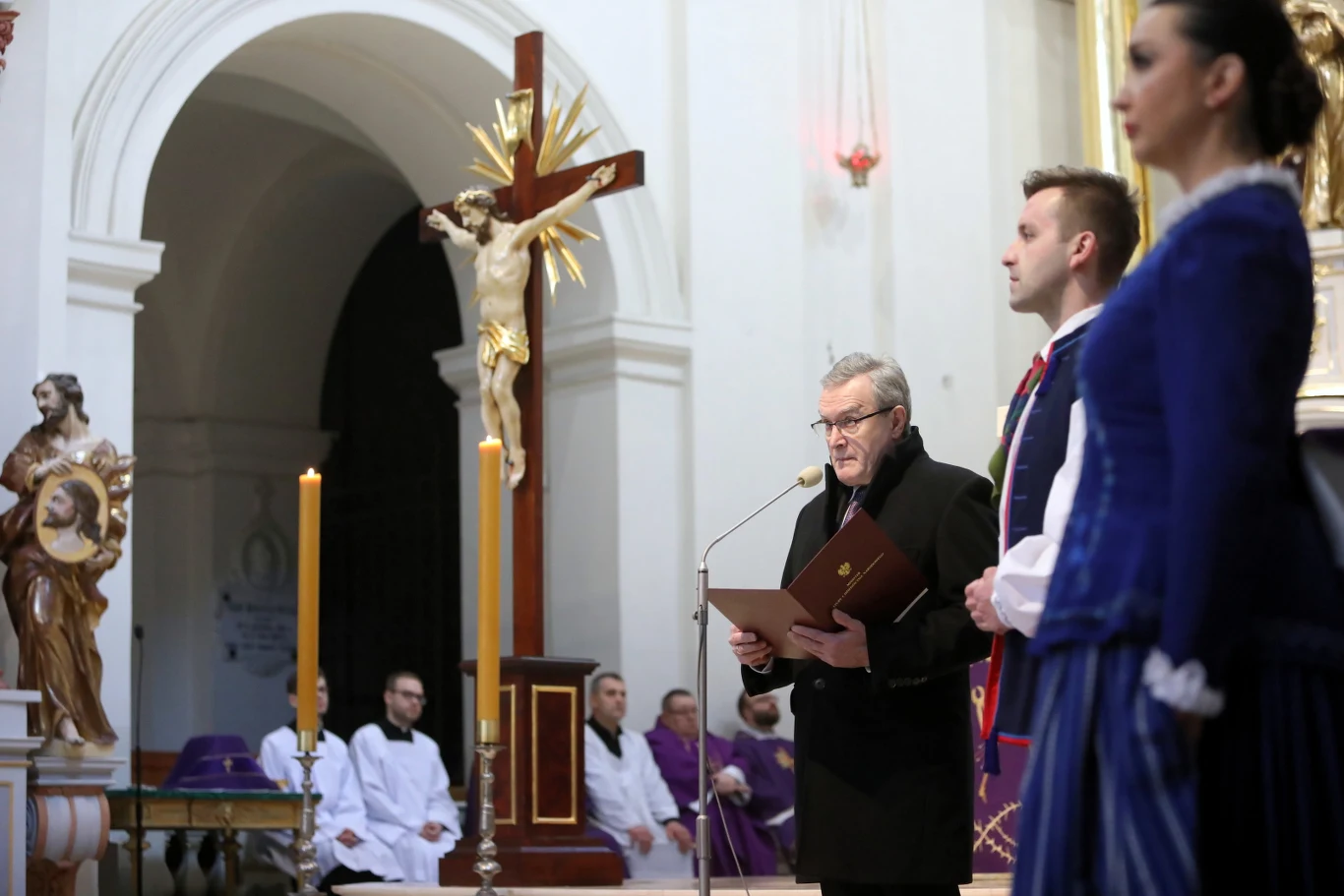 "To wielki dar spotykać dobrych otwartych ludzi na swojej drodze. Takim człowiekiem był Paweł Królikowski" - powiedział podczas mszy świętej wicepremier, szef MKiDN Piotr Gliński 