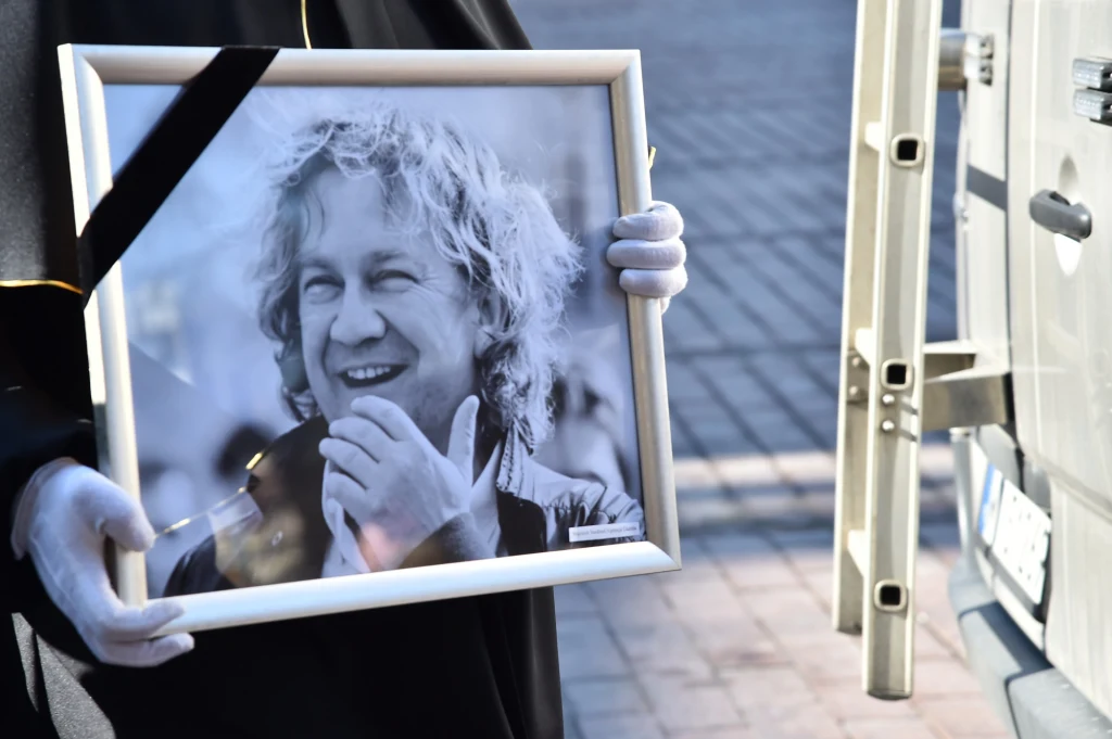 W ostatnim pożegnaniu Pawła Królikowskiego uczestniczyli rodzina, przyjaciele, fani, przedstawiciele świata kultury i władz, w tym prezydent Andrzej Duda oraz wicepremier, minister kultury i dziedzictwa narodowego Piotr Gliński.