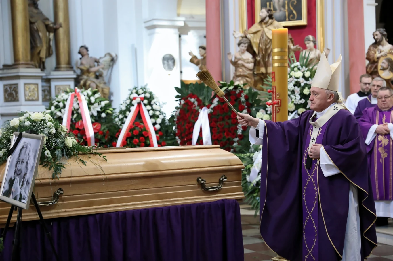 Metropolita warszawski abp Kazimierz Nycz podczas uroczystości pogrzebowych aktora Pawła Królikowskiego