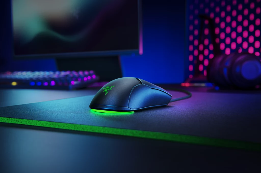 Dzięki podświetleniu Chroma RGB typu underglow oraz możliwości zapisywania profili w pamięci urządzenia, Viper Mini jest przeznaczona dla graczy poszukujących ultralekkich myszek o niewielkich rozmiarach, ale bez uszczerbku dla ich osiągów czy funkcji. Dzięki podświetleniu Chroma RGB typu underglow oraz możliwości zapisywania profili w pamięci urządzenia, Viper Mini jest przeznaczona dla graczy poszukujących ultralekkich myszek o niewielkich rozmiarach, ale bez uszczerbku dla ich osiągów czy funkcji.
