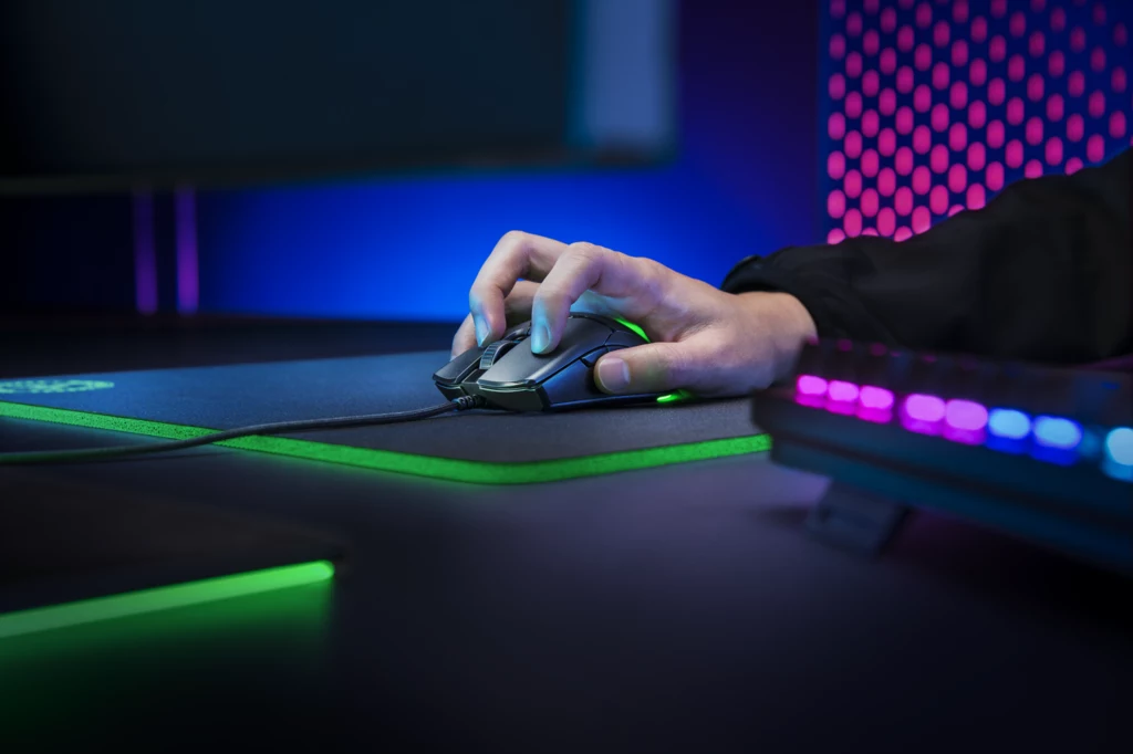 Myszka charakteryzuje się podobną ergonomią i konstrukcją (przeznaczoną dla prawo— i leworęcznych graczy), jak Razer Viper. W nowe urządzenie wbudowano przełączniki optyczne Razer oraz sześć programowalnych przycisków. Za responsywną i precyzyjną rozgrywkę odpowiada sensor o czułości 8500 DPI i śledzeniu 300 IPS. Myszka charakteryzuje się podobną ergonomią i konstrukcją (przeznaczoną dla prawo— i leworęcznych graczy), jak Razer Viper. W nowe urządzenie wbudowano przełączniki optyczne Razer oraz sześć programowalnych przycisków. Za responsywną i precyzyjną rozgrywkę odpowiada sensor o czułości 8500 DPI i śledzeniu 300 IPS.
