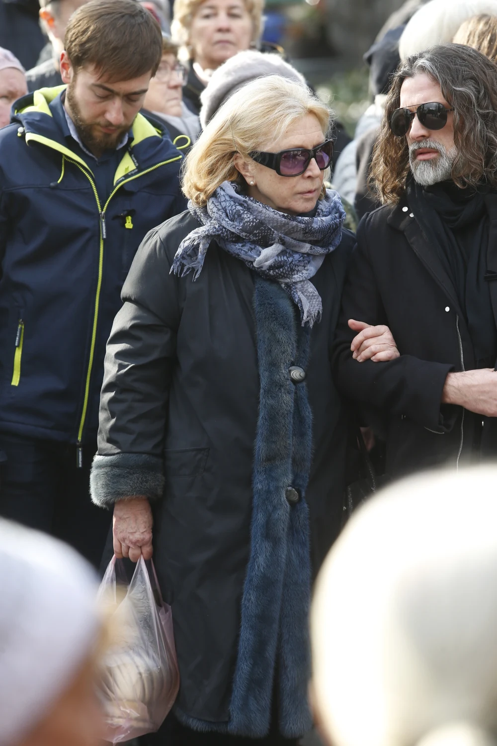 Ewa Wiśniewska na pogrzebie Pawła Królikowskiego na Cmentarzu Wojskowym na Powązkach