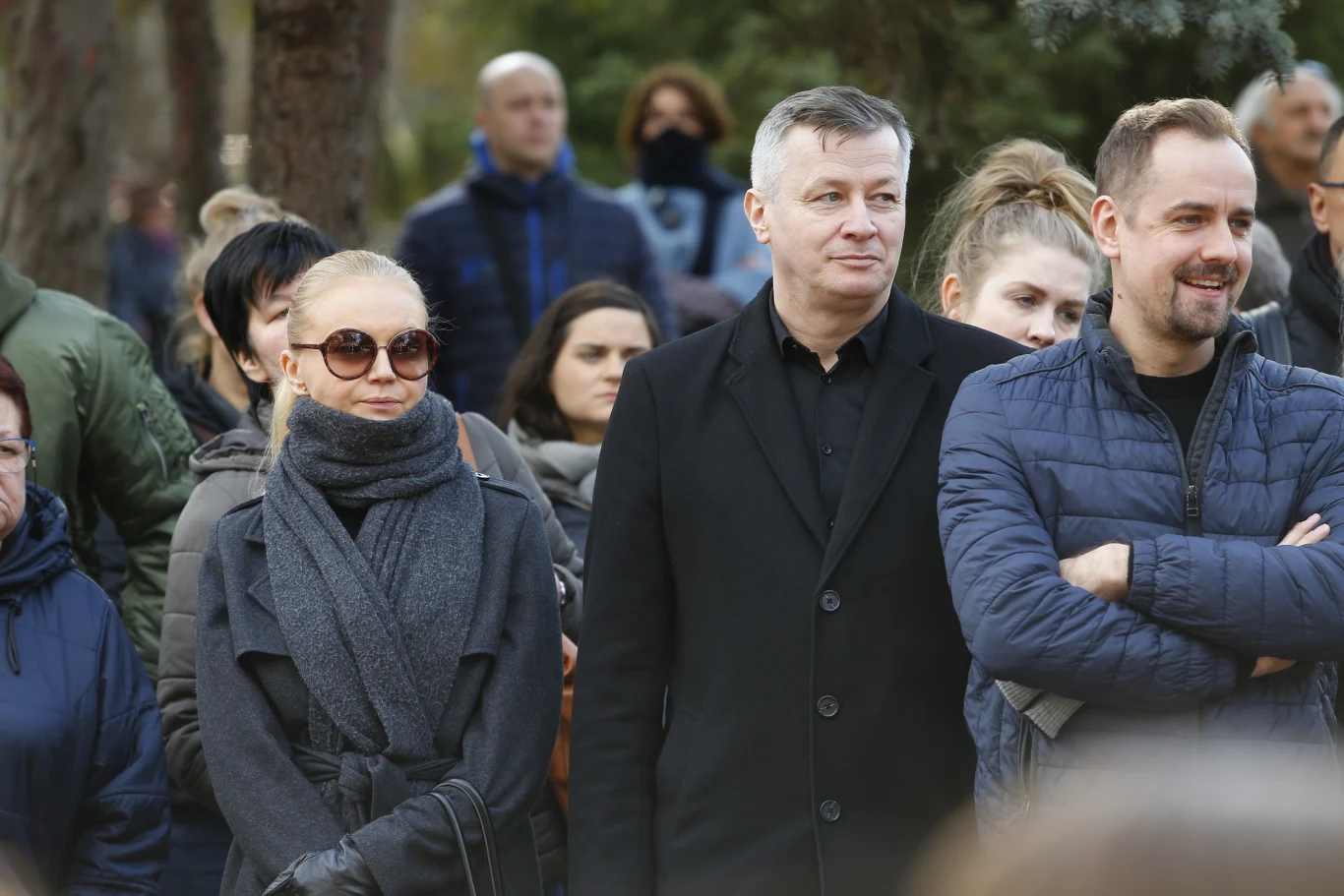 Olga Borys i Wojciech Majchrzak na pogrzebie Pawła Królikowskiego na Cmentarzu Wojskowym na Powązkach