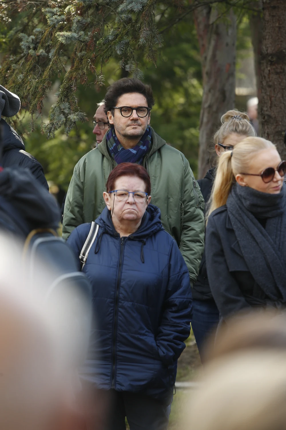 Kuba Wojewódzki na pogrzebie Pawła Królikowskiego na Cmentarzu Wojskowym na Powązkach