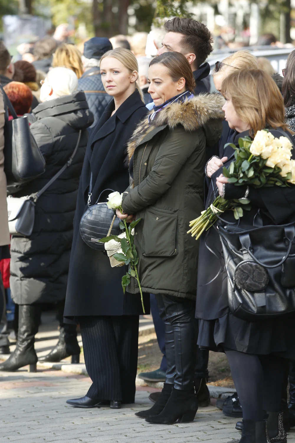 Barbara Kurdej-Szatan i Anna Mucha na pogrzebie Pawła Królikowskiego na Cmentarzu Wojskowym na Powązkach