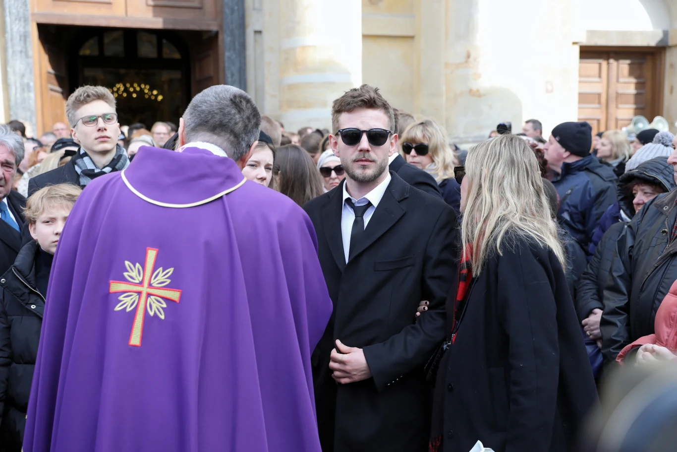 - Nie było dla ciebie rzeczy niemożliwych. Każdego dnia przypominałeś, by chciało nam się chcieć. Jak nikt udowadniałeś, że chcieć - to móc - powiedział syn zmarłego aktora. - Naszym bohaterem będziesz już na zawsze! - podkreślił.