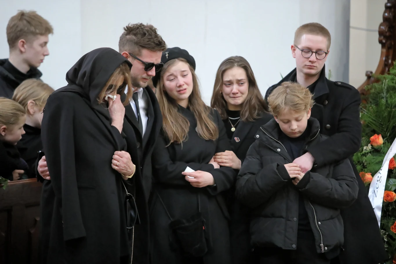 - Tato, wiem, że patrzysz na nas z góry. Pewnie się uśmiechasz tak, jak na tym zdjęciu, które tutaj jest z nami. Wierzę, że Pan Bóg powierzył ci tam najpiękniejszą z ról - powiedział na zakończenie mszy św. pogrzebowej syn zmarłego aktora Antoni Królikowski.
