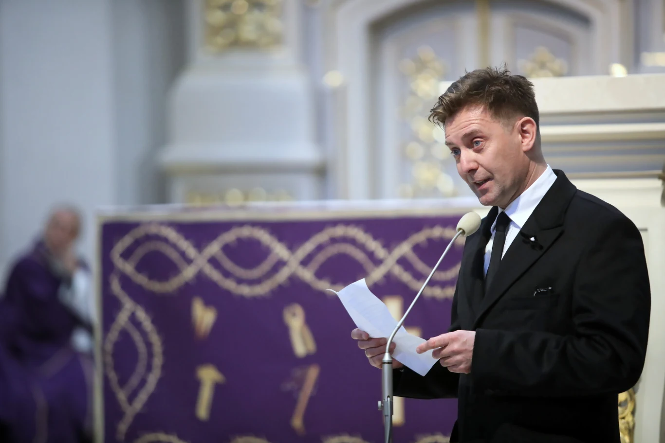 Brat Pawła, aktor Rafał Królikowski, mówił, że pożegnać się z nim to "chyba najtrudniejsza rola, jaką mu do tej pory życie powierzyło".

- Gdyby nie ty, nie było by mnie tu, w Warszawie, w tym zawodzie. Całe swoje życie miałem starszego brata, mogłem podejrzeć, jak wyglądają pierwsze randki, podkraść pierwszego papierosa, to był Ekstra Mocny, strasznie mocny, posłuchać Czesława Niemena albo zespołu Queen na magnetofonie zk-240 - mówił bardzo wzruszony. - Przecierałeś szlaki, pokazałeś mi, jak przytulić swoje dziecko, jak tworzyć rodzinę, dom. Zawsze mogłem do ciebie zadzwonić, poradzić się, zapytać, jaki kupić samochód, ty się na tym znałeś - dodał.
