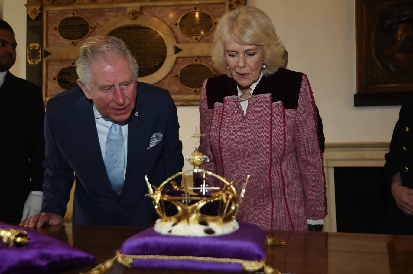 Książę Karol i księżna Camilla oglądają zbiory Tower of London Książę Karol i księżna Camilla oglądają zbiory Tower of London
