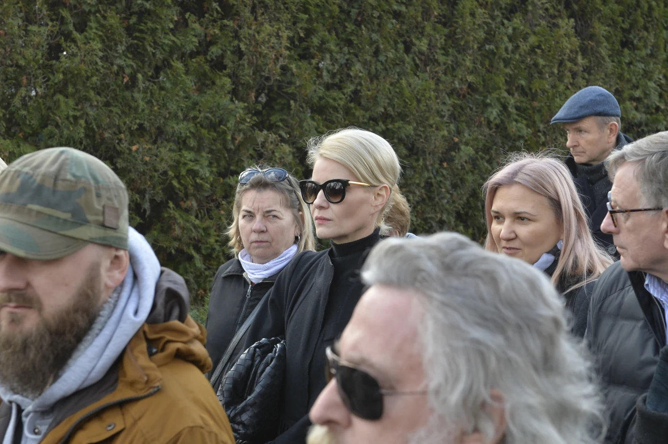 Małgorzata Kożuchowska na pogrzebie Pawła Królikowskiego na Cmentarzu Wojskowym na Powązkach