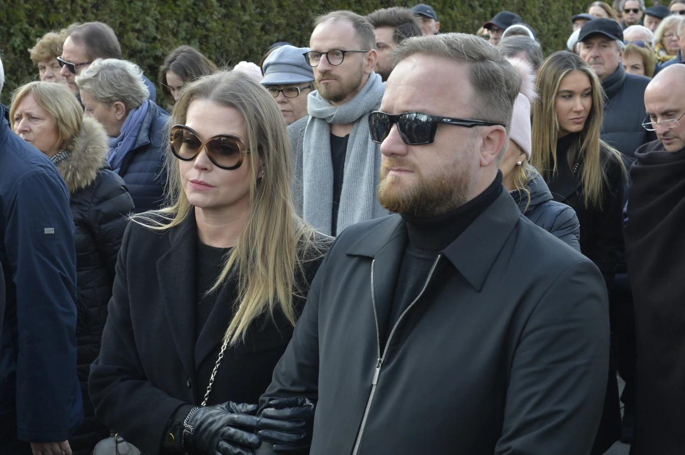 Tamara Arciuch i Bartłomiej Kasprzykowski na pogrzebie Pawła Królikowskiego na Cmentarzu Wojskowym na Powązkach