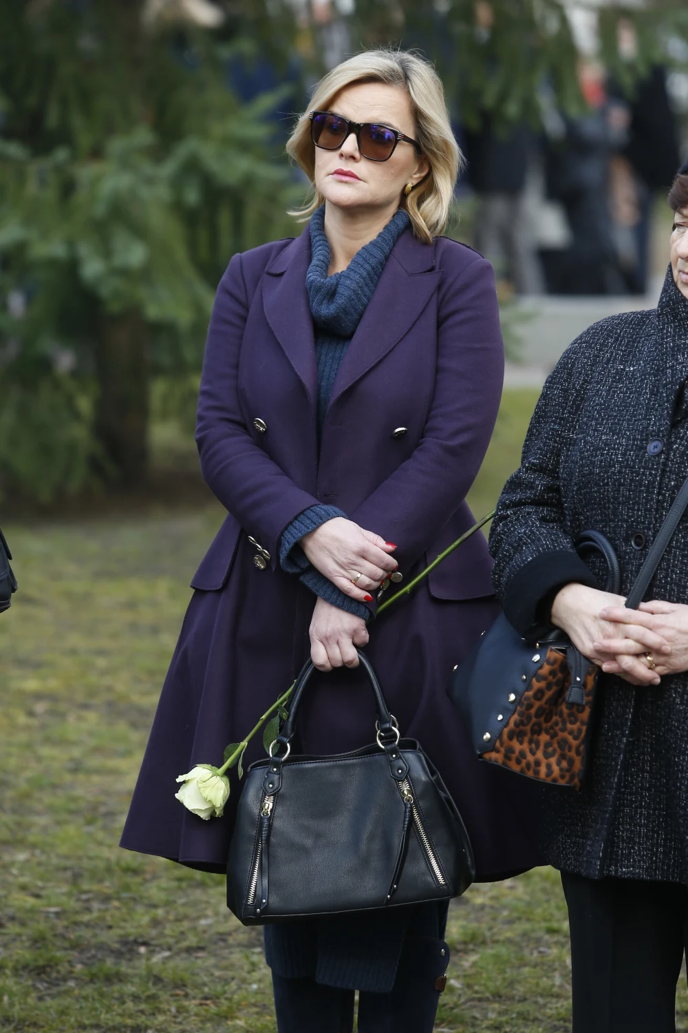 Monika Zamachowska na pogrzebie Pawła Królikowskiego na Cmentarzu Wojskowym na Powązkach