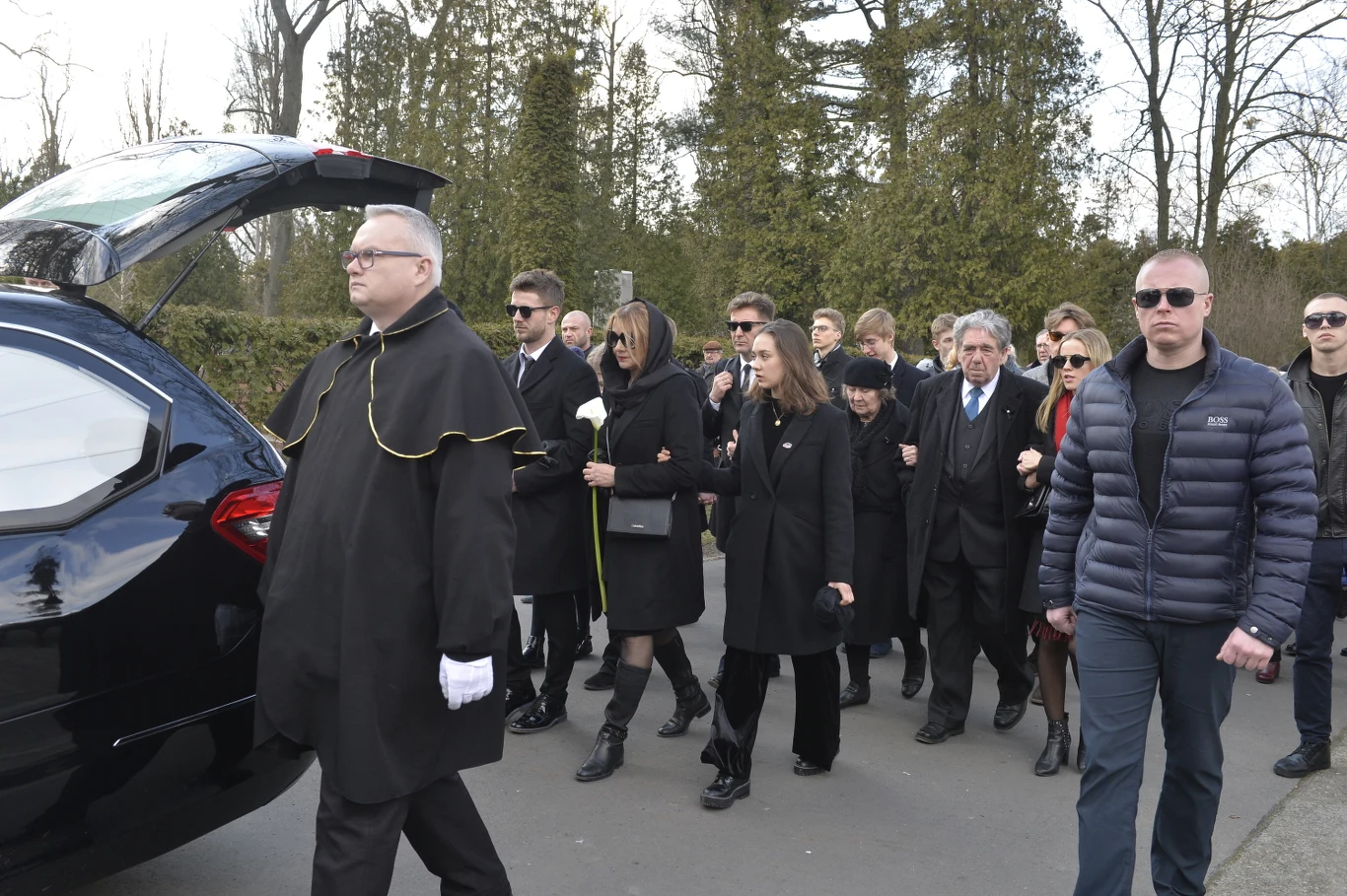 Żona i dzieci Pawła Królikowskiego na pogrzebie aktora na Cmentarzu Wojskowym na Powązkach