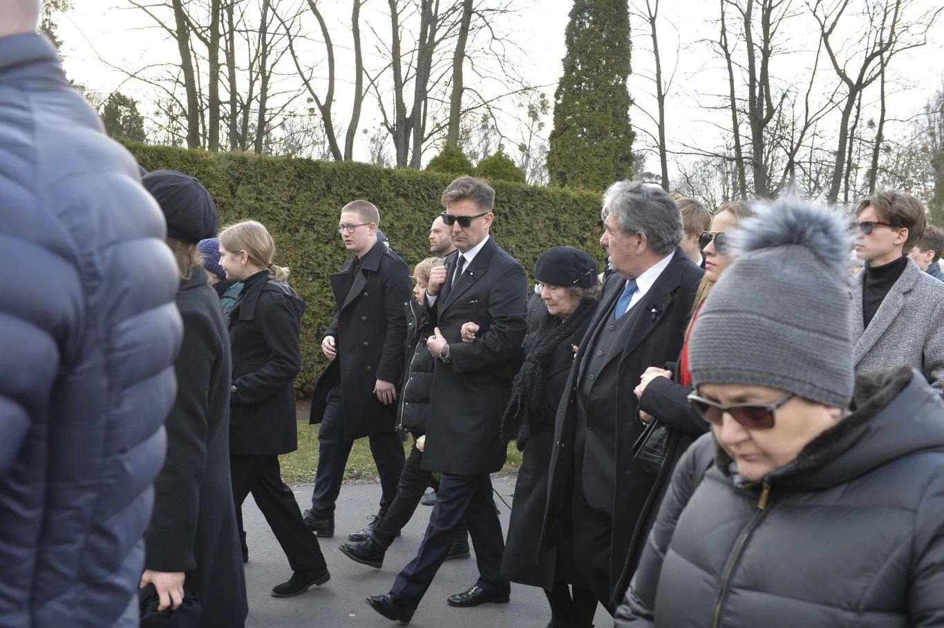 Brat zmarłego, Rafał Królikowski i jego rodzice na pogrzebie Pawła Królikowskiego na Cmentarzu Wojskowym na Powązkach