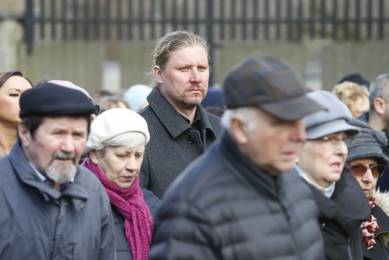 Andrzej Nejman na pogrzebie Pawła Królikowskiego na Cmentarzu Wojskowym na Powązkach