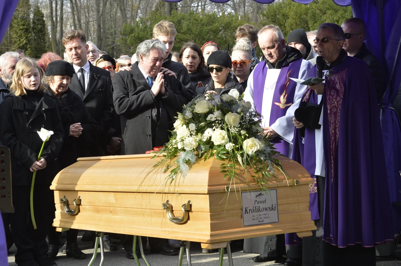 Najbliżsi, w tym rodzice, żegnają Pawła Królikowskiego na Cmentarzu Wojskowym na Powązkach