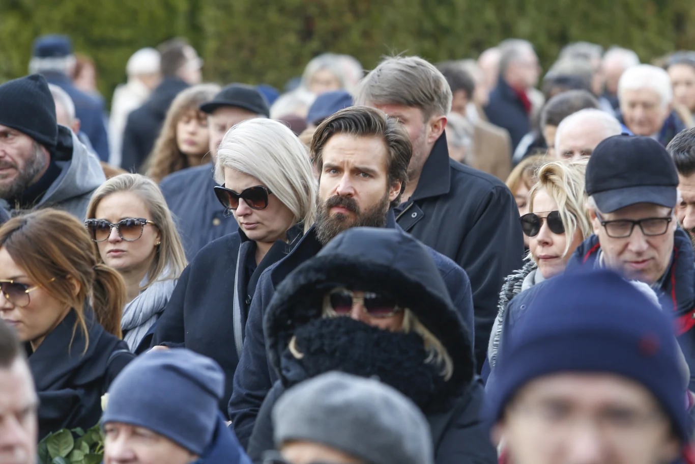 Elżbieta Romanowska, Piotr Stramowski i Katarzyna Warnke na pogrzebie Pawła Królikowskiego na Cmentarzu Wojskowym na Powązkach