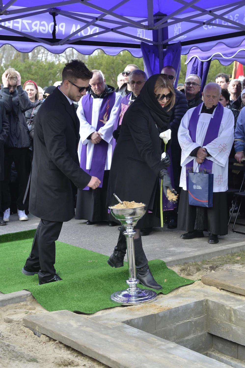 Syn Antoni i żona Małgorzata Ostrowska-Królikowska żegnają Pawła Królikowskiego