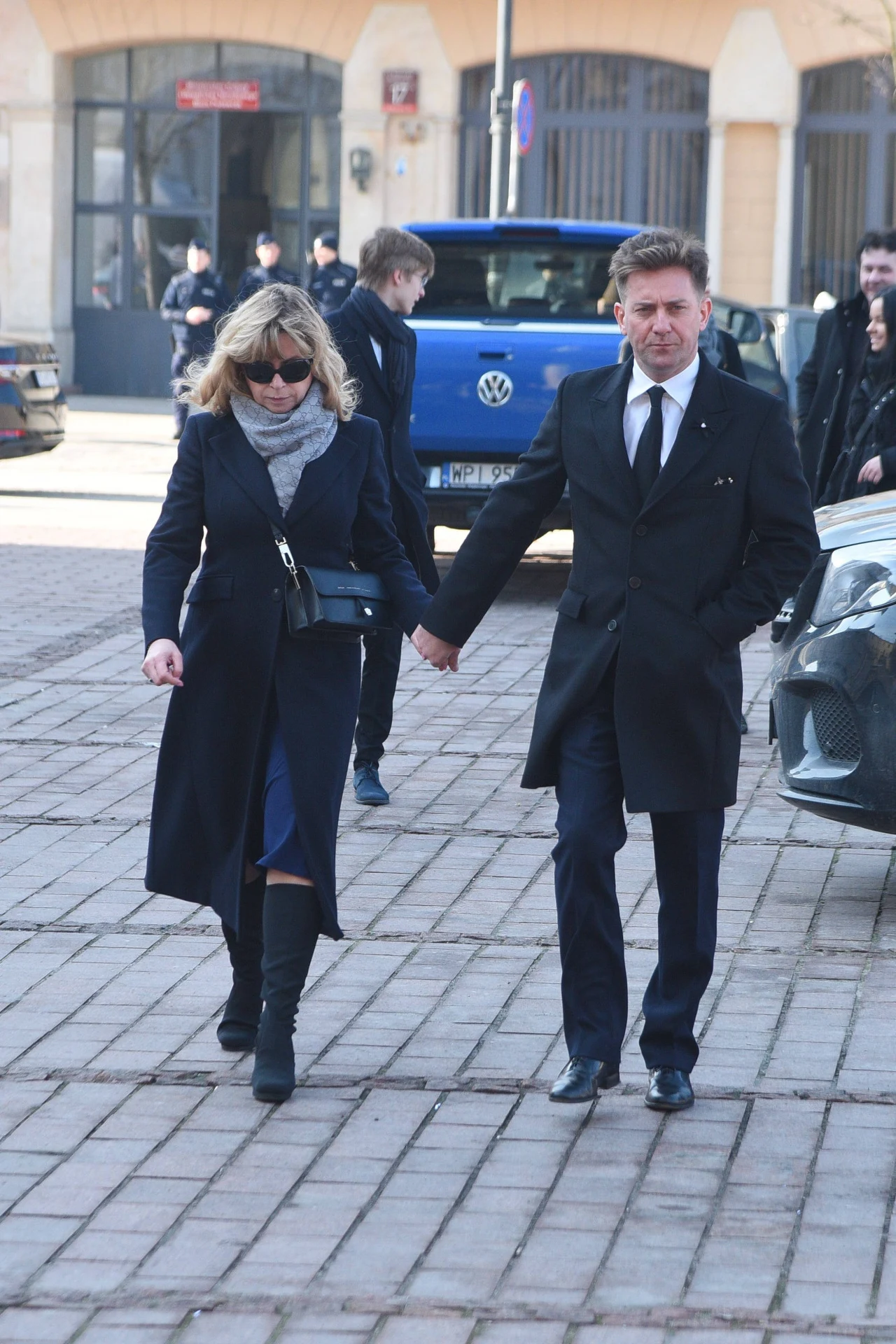 Rafał Królikowski z żoną podczas pogrzebu Pawła Królikowskiego