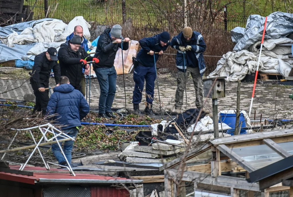 W policyjnej akcji brały udział psy tropiące. Funkcjonariusze mieli też do dyspozycji drony i georadar. W policyjnej akcji brały udział psy tropiące. Funkcjonariusze mieli też do dyspozycji drony i georadar.