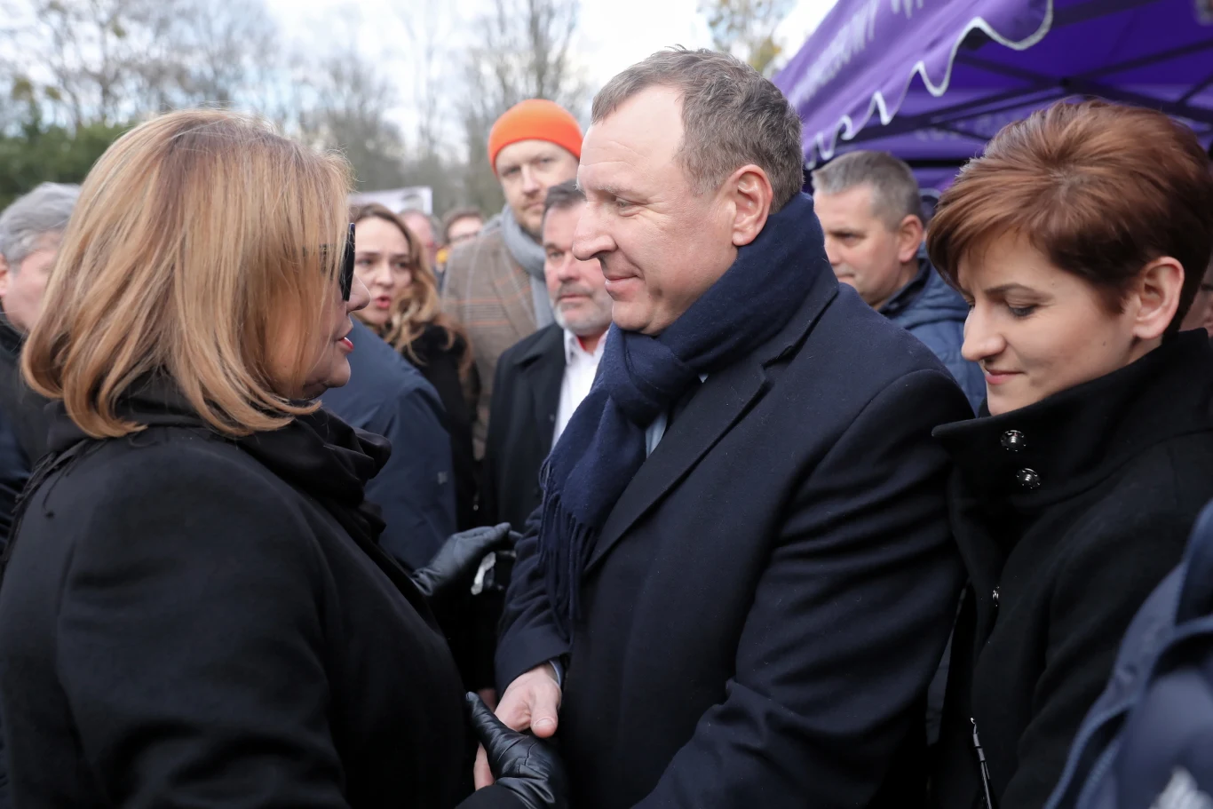 Prezes TVP Jacek Kurski na pogrzebie Pawła Królikowskiego na Cmentarzu Wojskowym na Powązkach