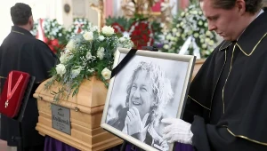Trumna aktora Pawła Królikowskiego podcxas uroczystości pogrzebowych w kościele pw. Wniebowzięcia Najświętszej Maryji Panny i Świętego Józefa w Warszawie