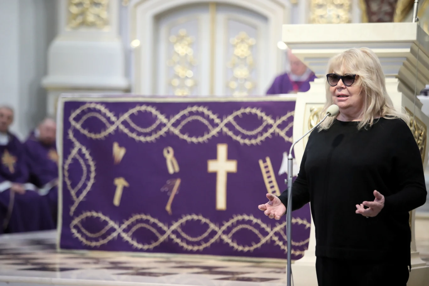 Dyrektor programowa telewizji Polsat Nina Terentiew podczas uroczystości pogrzebowych aktora Pawła Królikowskiego