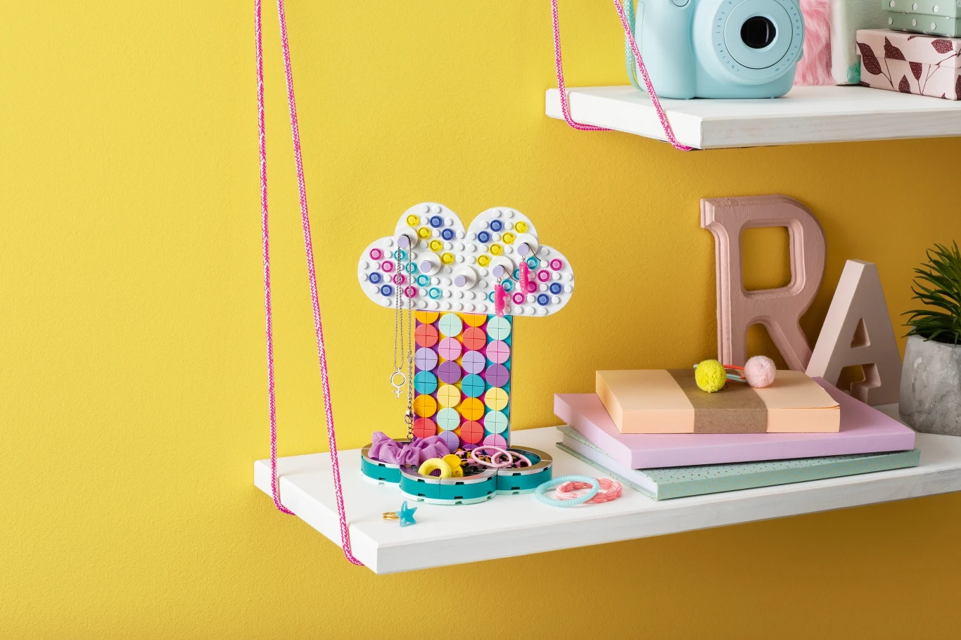 Produkty home decor pozwalają na indywidualną, kreatywną dekorację akcesoriów do swojego pokoju. 