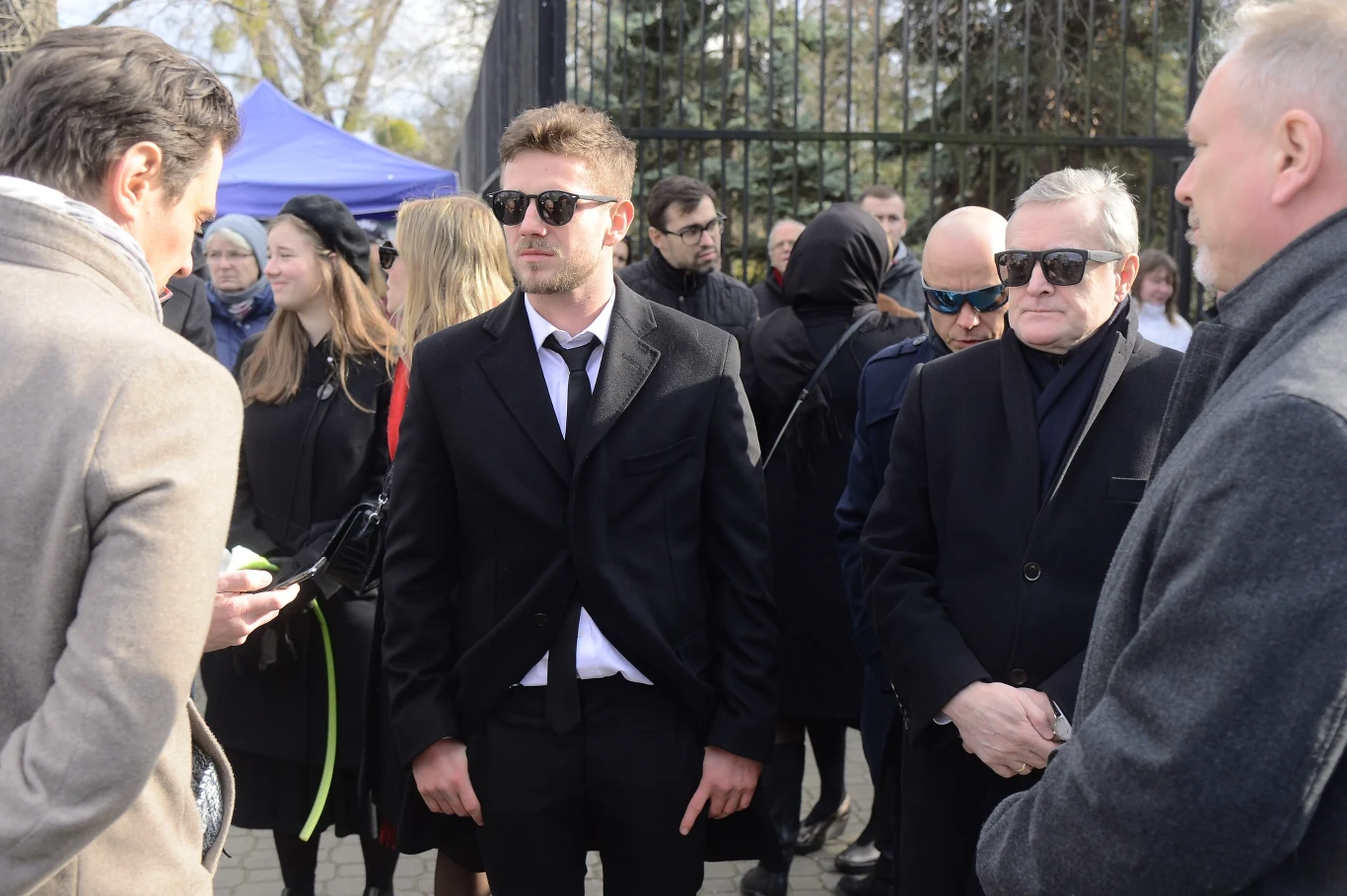  Będzie nam brakować artysty, hojnie dzielącego się swoim talentem i zaangażowaniem, ale dzieło pana życia pozostanie, bo zostaliśmy nim przez pana obdarowani - powiedział podczas uroczystości pogrzebowych wicepremier, szef MKiDN Piotr Gliński.

- Z ogromnym smutkiem przyjęliśmy wszyscy wiadomość o śmierci Pawła Królikowskiego. Odszedł ceniony i lubiany aktor, który w ostatnich latach pełnił również funkcję prezesa Związku Artystów Scen Polskich. Odszedł też - a może, przede wszystkim - ciepły, pogodny i dobry człowiek, kolega, przyjaciel, mąż i ojciec, głowa wspaniale artystycznie uzdolnionej rodziny - dodał minister kultury.