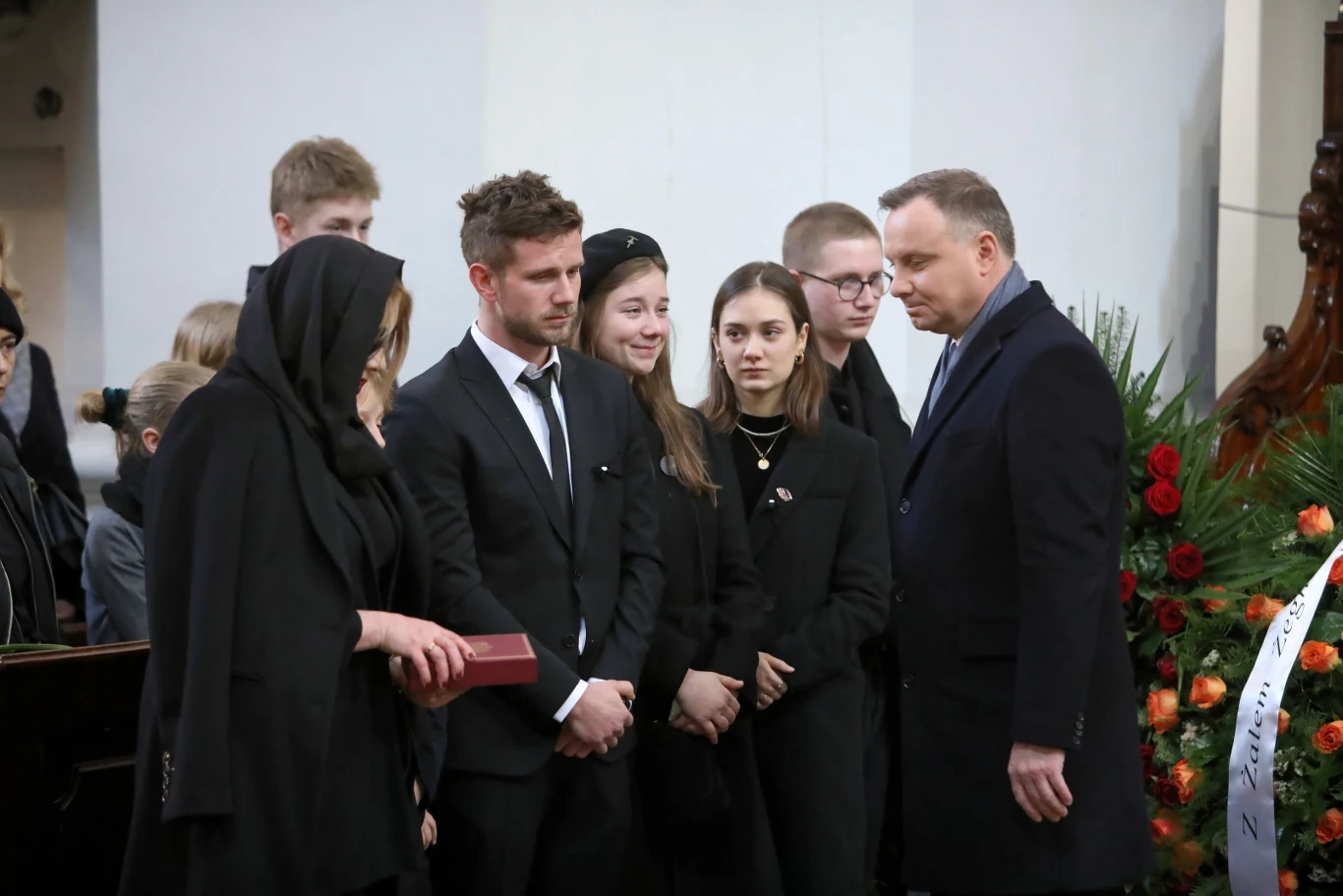 W trakcie mszy świętej Królikowski został pośmiertnie odznaczony przez prezydenta Andrzeja Dudę Krzyżem Komandorskim Orderu Odrodzenia Polski za wybitne zasługi dla kultury polskiej. Prezydent przekazał order żonie zmarłego, Małgorzacie Ostrowskiej-Królikowskiej.