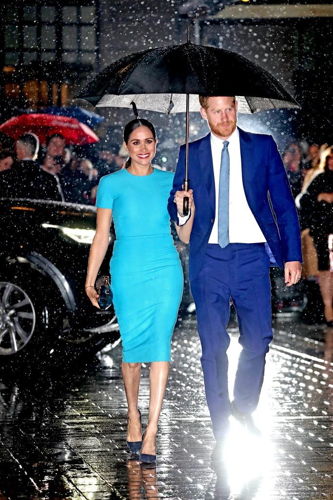 Księżna Meghan na tę okazję wybrała zakrywającą ciało, lecz seksowną sukienkę projektu Victorii Beckham. Obcisła kreacja podkreślała jej kształty. Księżna Meghan na tę okazję wybrała zakrywającą ciało, lecz seksowną sukienkę projektu Victorii Beckham. Obcisła kreacja podkreślała jej kształty.
