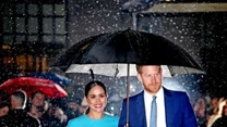 Księżna Meghan na tę okazję wybrała zakrywającą ciało, lecz seksowną sukienkę projektu Victorii Beckham. Obcisła kreacja podkreślała jej kształty. 